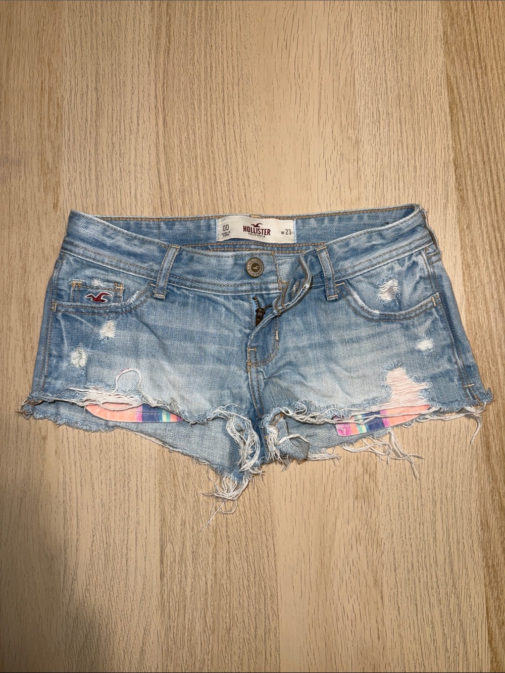 Hollister Light Wash Distressed Denim Cutoff Shorts with Striped Pocket Size 00